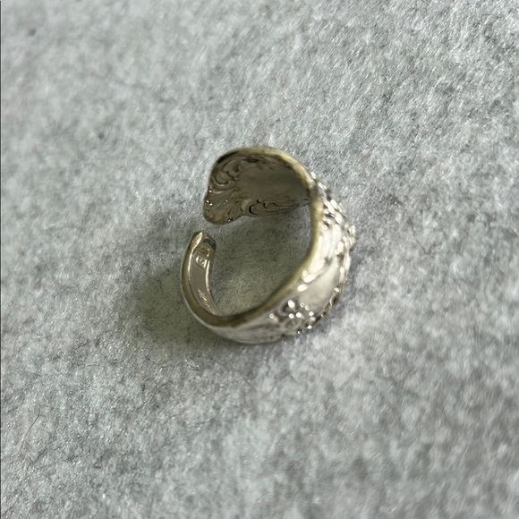 Oneida Stainless Steel Vintage-Inspired Thumb Ring - Picture 14 of 16